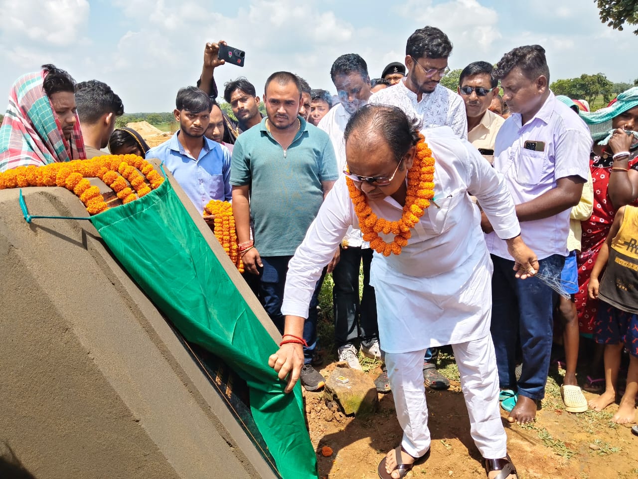 सड़क निर्माण कार्य शिलान्यास करते मंत्री समेत अन्य