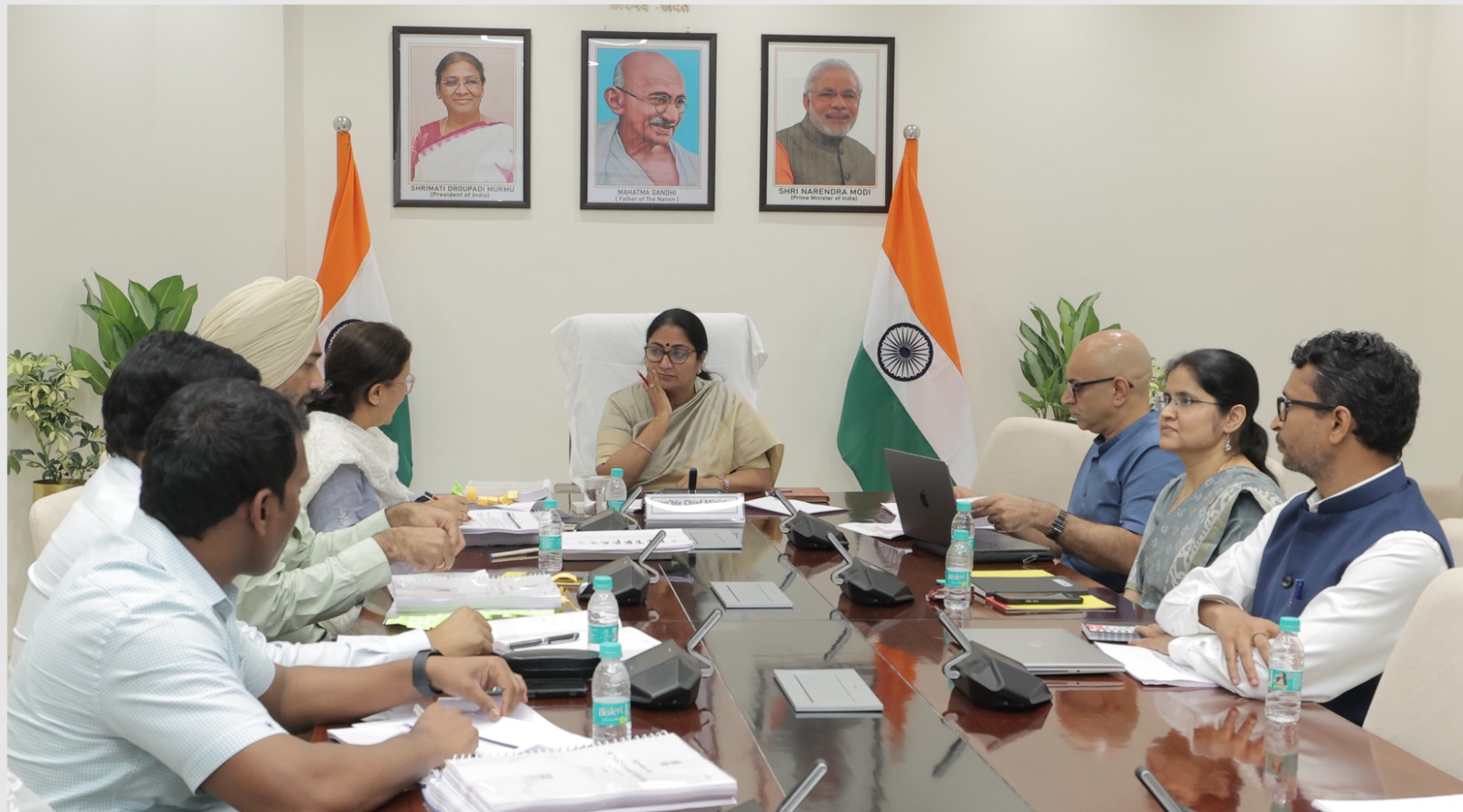 सिविल लाइंन स्थित मुख्यमंत्री जनसेवा सदन’ में व्यापार एवं कर विभाग  की एक विशेष बैठक की अध्यक्षता करती मुख्यमंत्री रेखा गुप्ता।