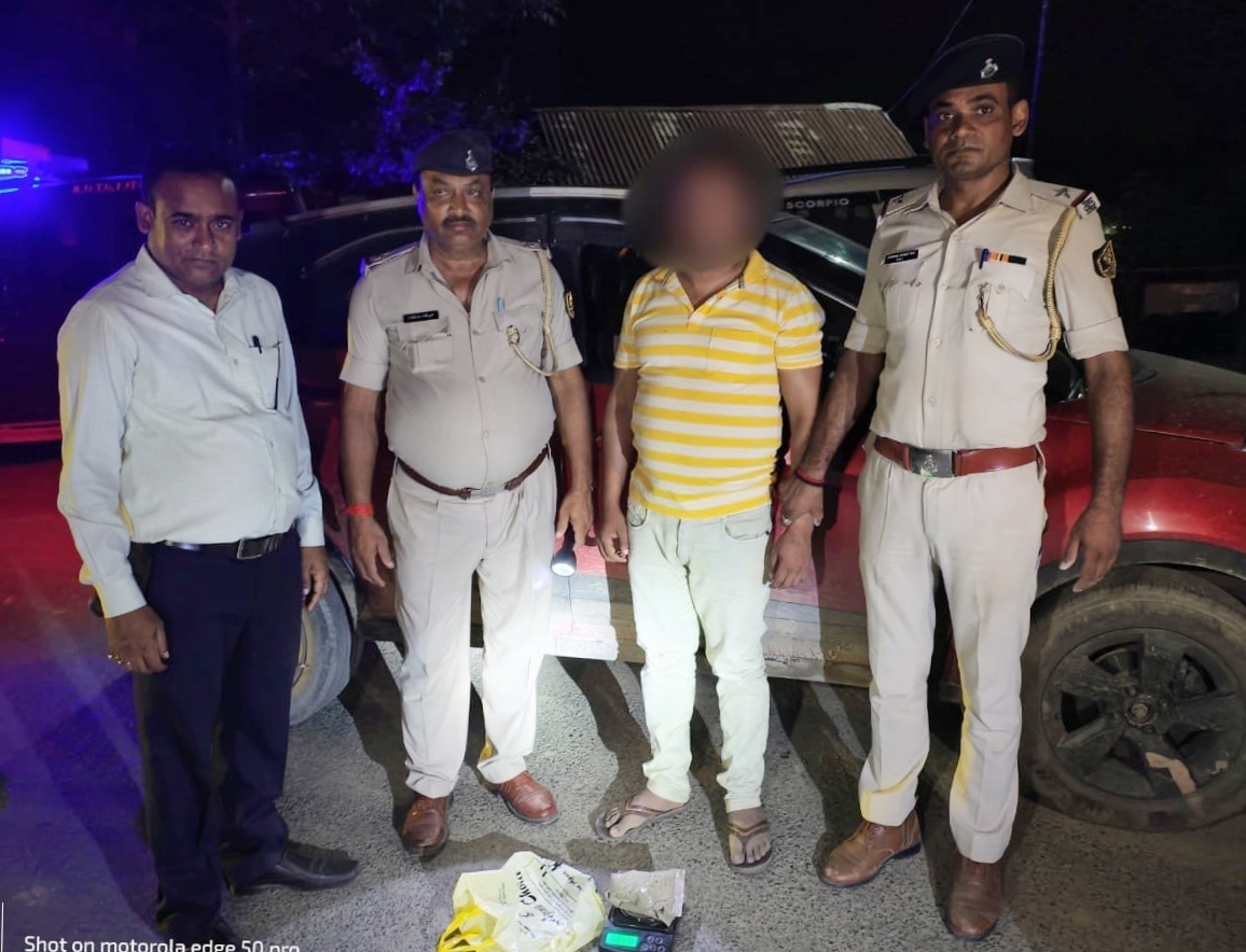 पुलिस के गिरफ्त में तस्कर पुलिस के गिरफ्त में तस्कर