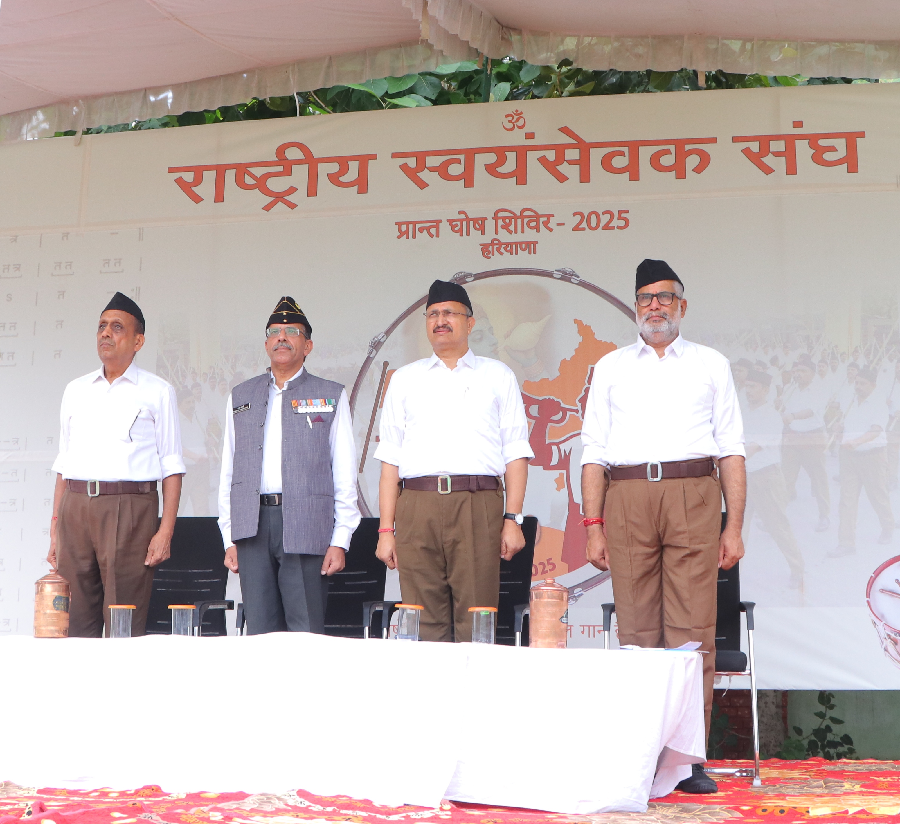 घोष वर्ग के समापन अवसर पर मंच पर मौजूद मुख्यातिथि व मुख्य वक्ता। घोष वर्ग के समापन अवसर पर मंच पर मौजूद मुख्यातिथि व मुख्य वक्ता।