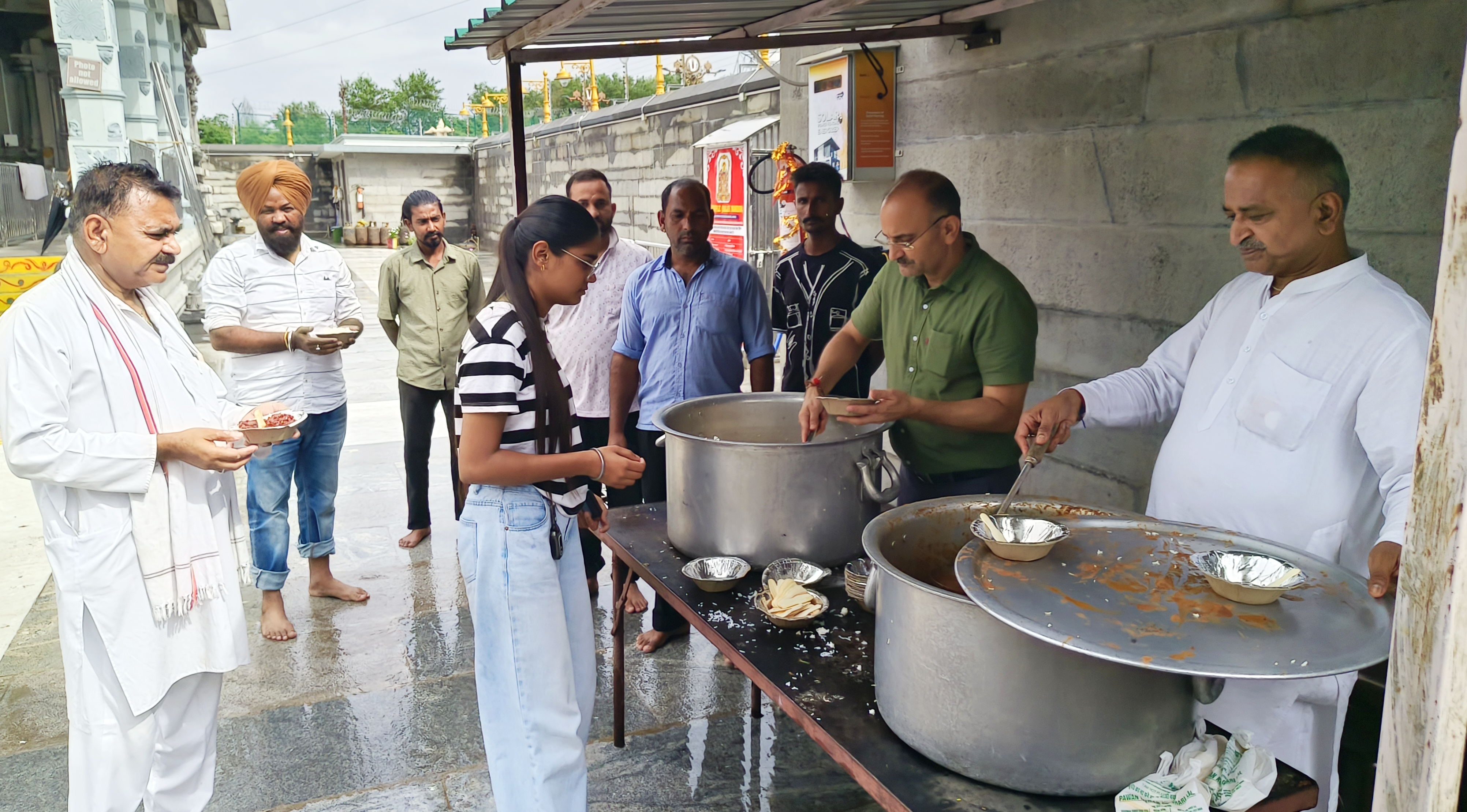 तिरुपति बालाजी मंदिर जम्मू में भव्य लंगर का आयोजन, श्रद्धालुओं ने लिया प्रसाद