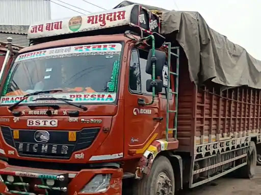 फरीदाबाद में खड़ा कंटेनर जिसके ड्राइवर का शव लटका मिला। फरीदाबाद में खड़ा कंटेनर जिसके ड्राइवर का शव लटका मिला।