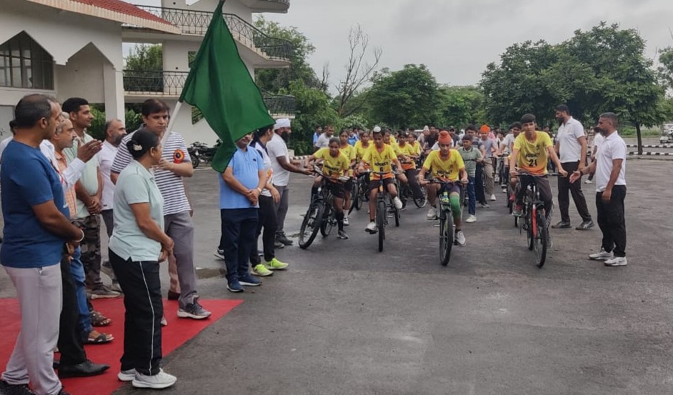 साइक्लोथॉन यात्रा को रवाना करते एडीसी वीरेंद्र सहरावत। साइक्लोथॉन यात्रा को रवाना करते एडीसी वीरेंद्र सहरावत।