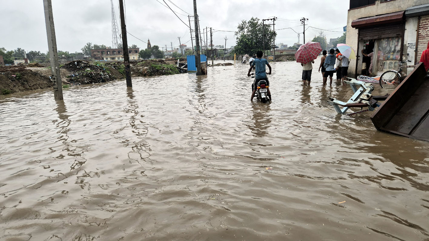 बारिश से जलमग्र हुई सड़क।