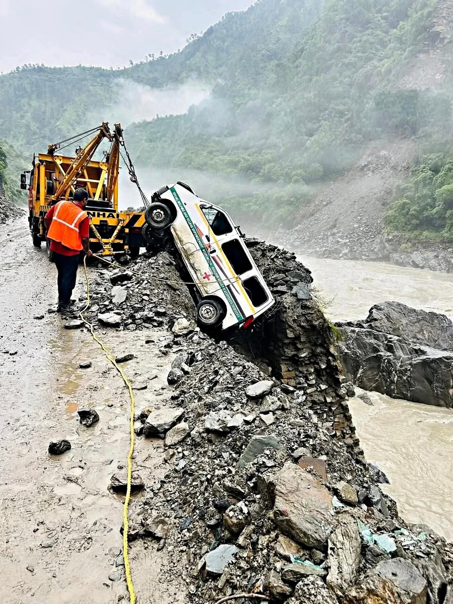 दुर्घटनाग्रस्त एम्बुलेंस को ले जाते हुए रिकवरी वैन। दुर्घटनाग्रस्त एम्बुलेंस को ले जाते हुए रिकवरी वैन।