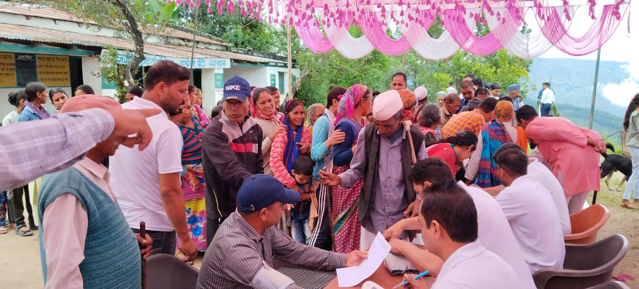 थलीसैंण में आयोजित स्वास्थ्य शिविर में उमड़े लोग थलीसैंण में आयोजित स्वास्थ्य शिविर में उमड़े लोग