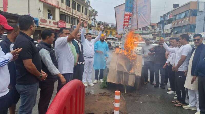 पुतला फुंकते भाजपा कार्यकर्ता पुतला फुंकते भाजपा कार्यकर्ता