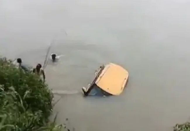 टायर फटने से 20 फीट गहरी खाई में गिरी कार