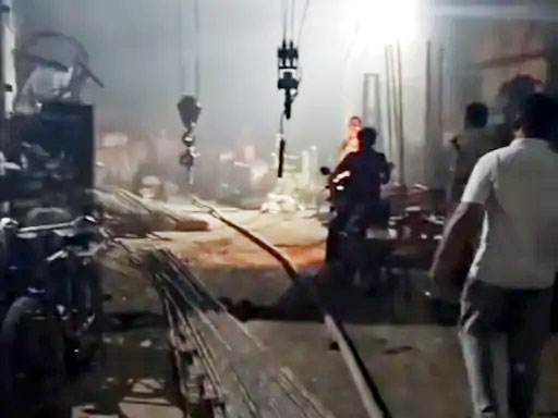 आगजनी के बाद कंपनी का दृश्य आगजनी के बाद कंपनी का दृश्य