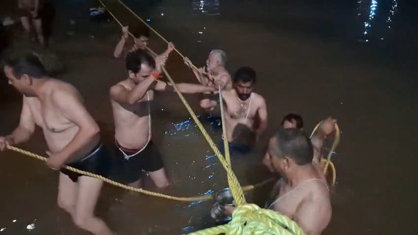 राधाष्टमी के मौके पर डल झील में स्नान करते हुए श्रद्धालु। राधाष्टमी के मौके पर डल झील में स्नान करते हुए श्रद्धालु।