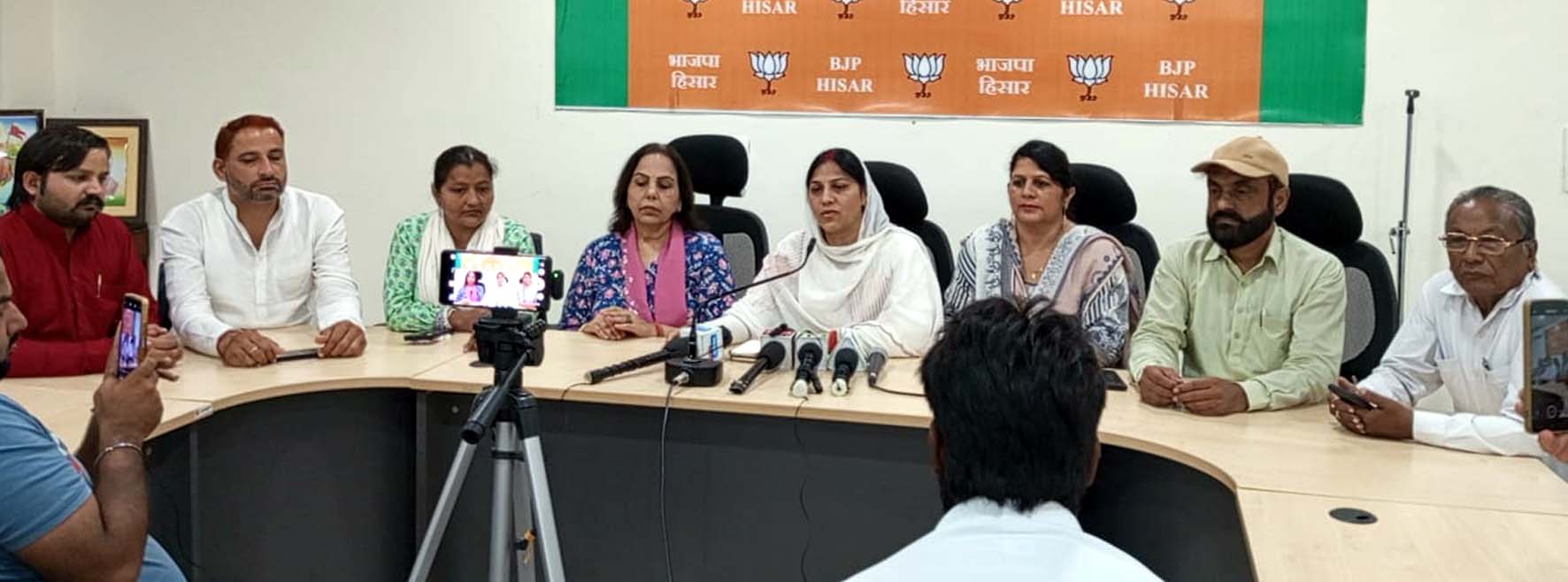 पत्रकारों से बातचीत करते भाजपा जिला अध्यक्ष डॉ. आशा खेदड़।