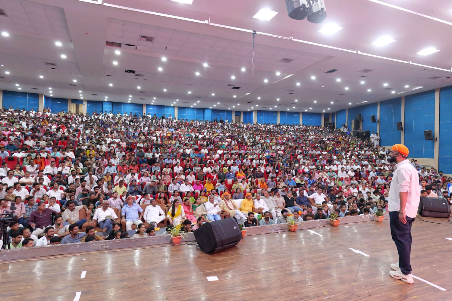 चित्तौड़गढ़ में रविवार को चित्तौड़ गौरव गाथा पर बोलते राजवीरसिंह चकलोई। चित्तौड़गढ़ में रविवार को चित्तौड़ गौरव गाथा पर बोलते राजवीरसिंह चकलोई।