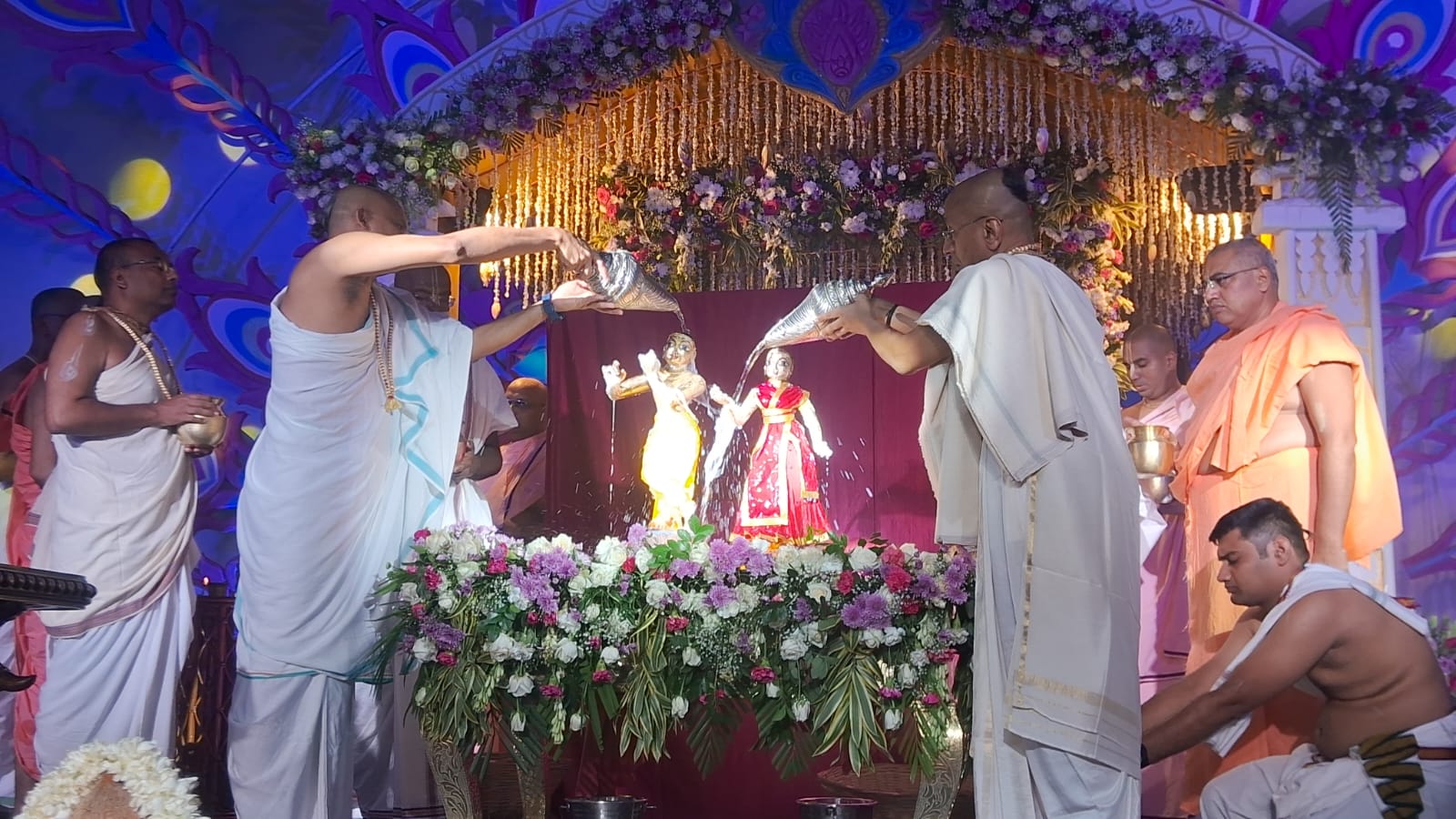 चन्द्रोदय मंदिर में श्रीकृष्ण की आल्हादिनी शक्ति श्रीमती राधा रानी का अभिषेक करते हुए वृन्दावन चंद्रोदय मंदिर के अध्यक्ष चंचलापति दास