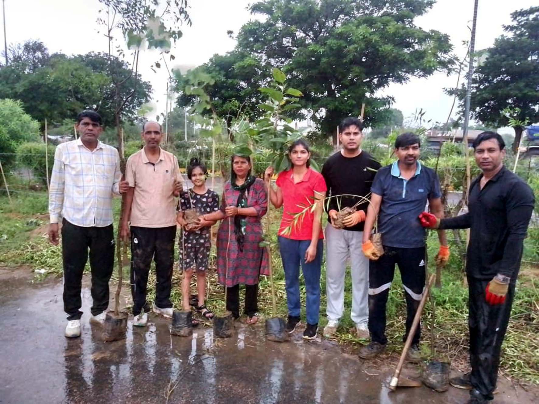 ग्रीन ग्लोबल ग्रुप हिसार के सदस्य पौधारोपण करते हुए। ग्रीन ग्लोबल ग्रुप हिसार के सदस्य पौधारोपण करते हुए।