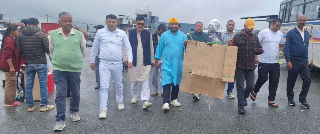 कांग्रेस के खिलाफ प्रदर्शन करते भाजपा कार्यकर्ता कांग्रेस के खिलाफ प्रदर्शन करते भाजपा कार्यकर्ता