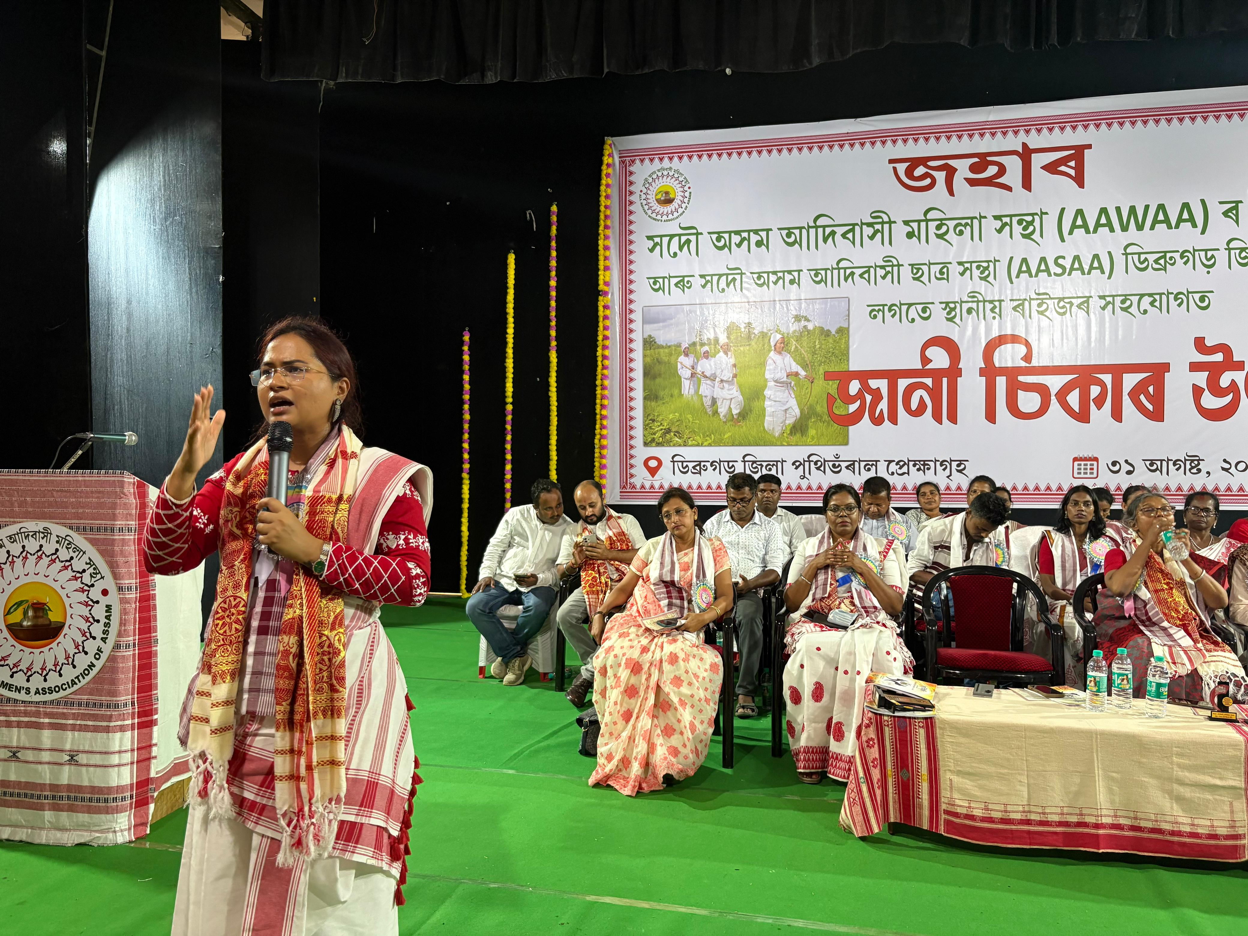 कार्यक्रम में बोलती मंत्री समेत अन्य