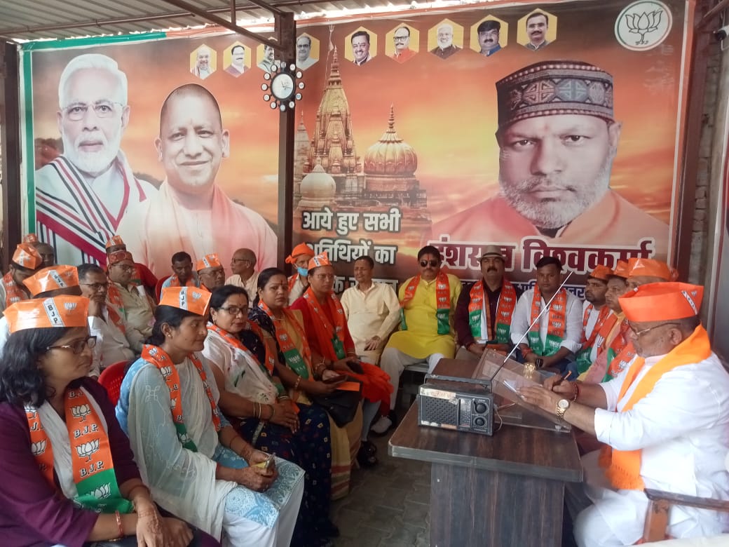 प्रधानमंत्री मोदी की 'मन की बात' सुनते भाजपा कार्यकर्ता