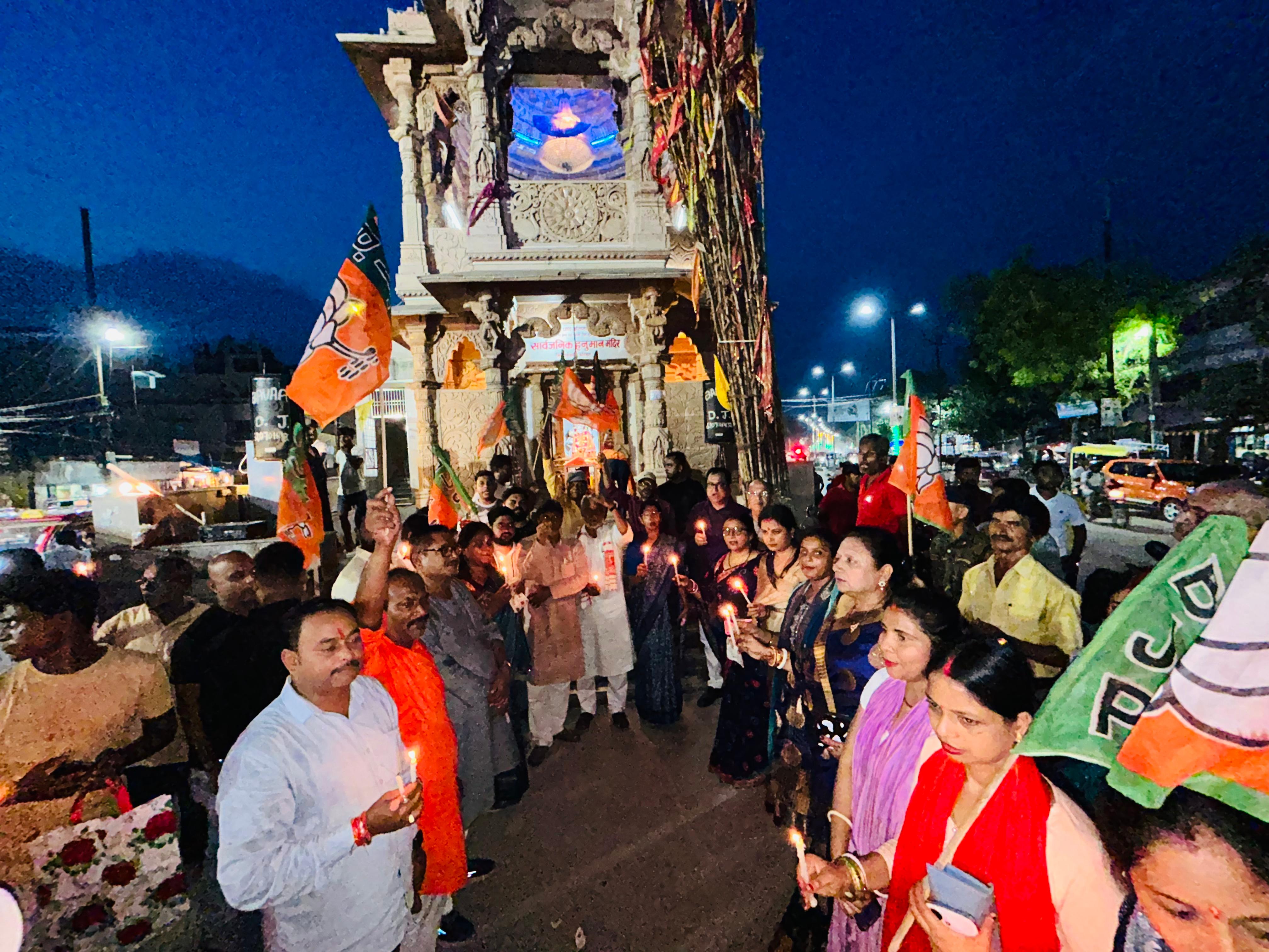 कैडिल मार्च करते भाजपाई