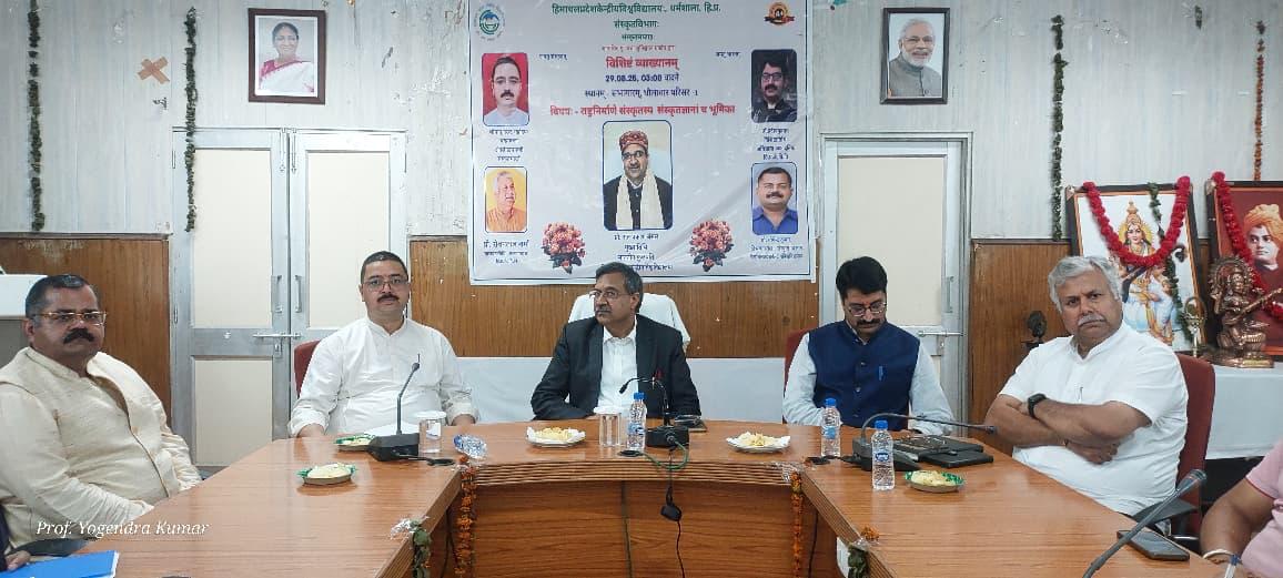 व्याख्यान में हिस्सा लेते हुए कुलपति और अन्य। व्याख्यान में हिस्सा लेते हुए कुलपति और अन्य।