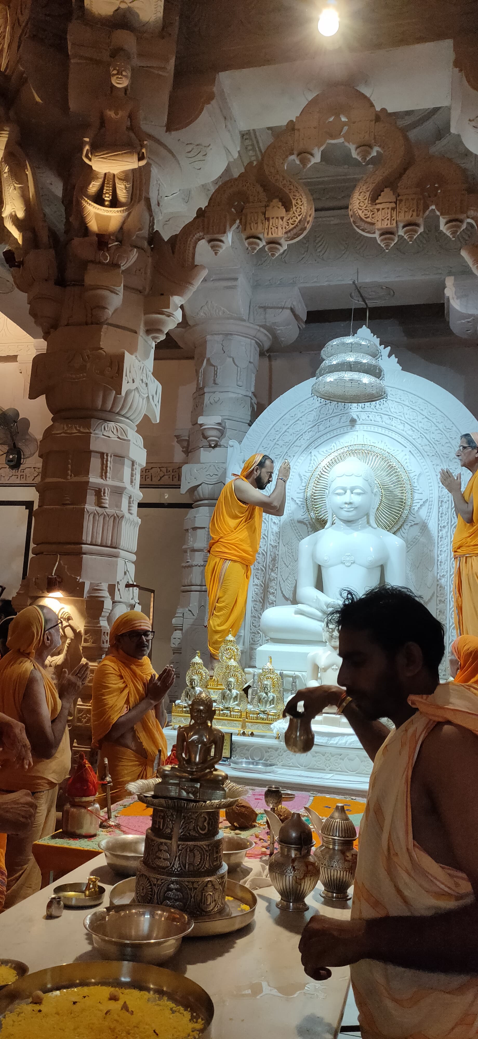 अभिषेक करते श्रद्धालु