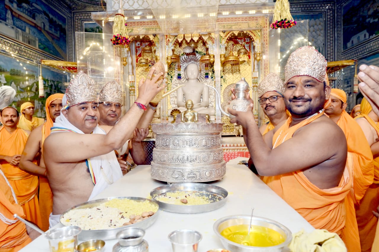 पर्यूषण पर्व के चतुर्थ दिन 1008 श्री पार्श्वनाथ दिगम्बर जैन मन्दिर में अभिषेक व शान्तिधारा में पूजा अर्चना करते श्रद्धालु।