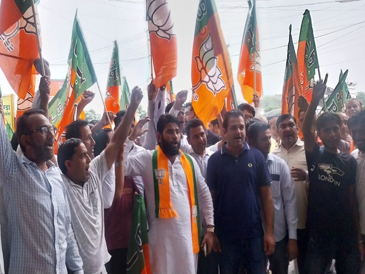 प्रदर्शन करते हुए कार्यकर्ता। प्रदर्शन करते हुए कार्यकर्ता।