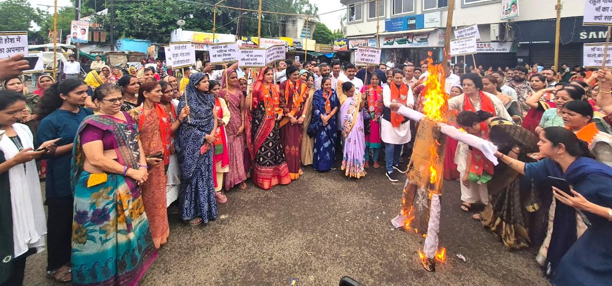 जिला कांग्रेस कार्यालय के बाहर, भाजपा महिला मोर्चा ने राहुल गांधी का पुतला फुंक कर किया विरोध प्रदर्शन