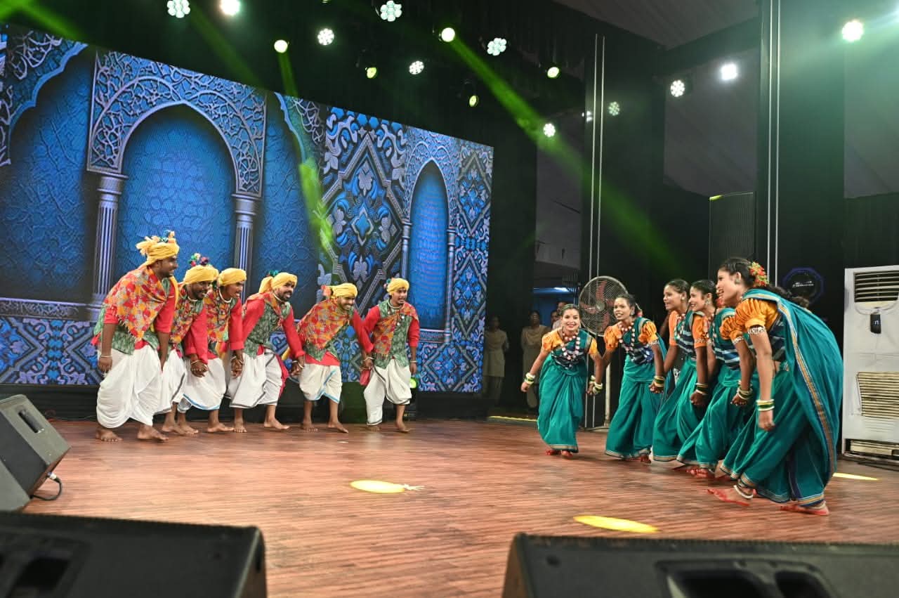 खैरागढ़ संगीत विश्वविद्यालय की छात्रों की प्रस्तुति खैरागढ़ संगीत विश्वविद्यालय की छात्रों की प्रस्तुति
