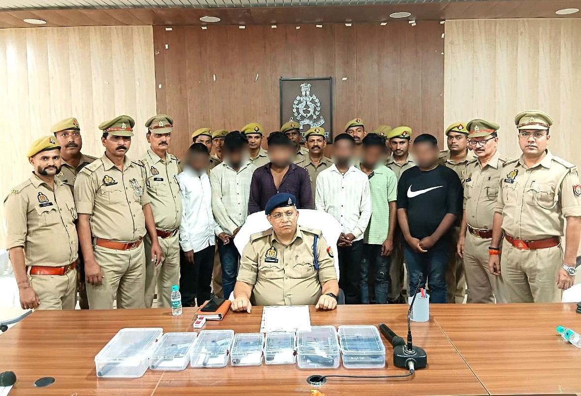 पुलिस लाइन सभागार में असलहा तस्करों के साथ अपर पुलिस अधीक्षक नगर रितेश सिंह व अन्य।