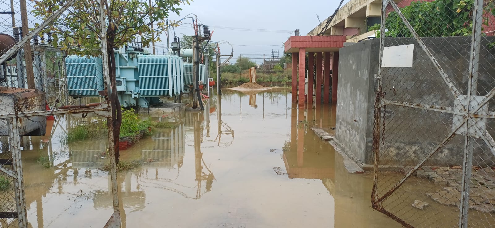 आर्यनगर पावर हाउस में घुसा पानी।