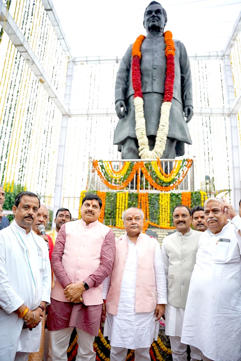 मप्रः मुख्यमंत्री डॉ. यादव ने अंबाह में 21 फीट ऊँची अटल प्रतिमा का किया अनावरण
