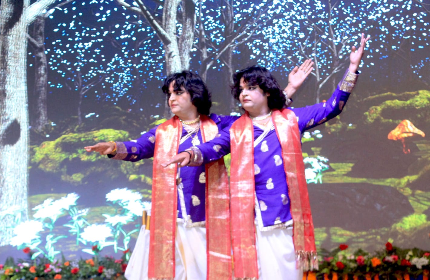 स्वामी हरिदास संगीत एवं नृत्य महोत्सव में जुगलबंदी कलाकार नृत्य और संगीत का प्रदर्शन करते हुए स्वामी हरिदास संगीत एवं नृत्य महोत्सव में जुगलबंदी कलाकार नृत्य और संगीत का प्रदर्शन करते हुए