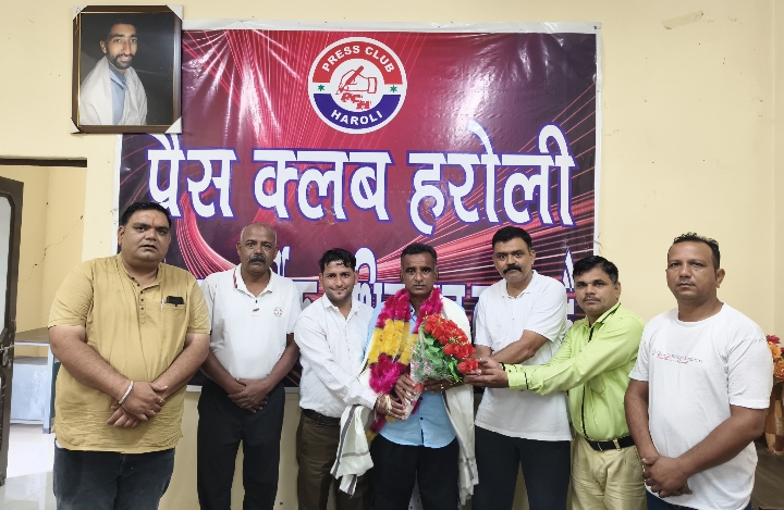 नये अध्यक्ष को सम्मानित करते।