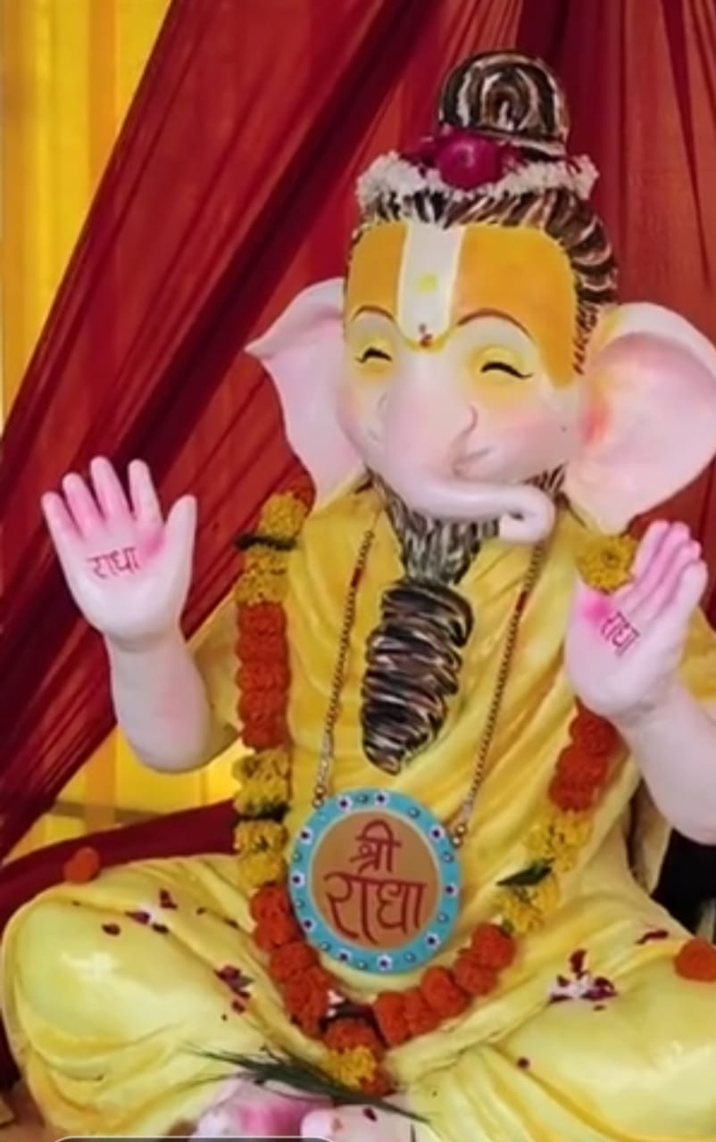 प्रेमानंद महाराज के स्वरुप वाली गणेश प्रतिमा की स्थापित