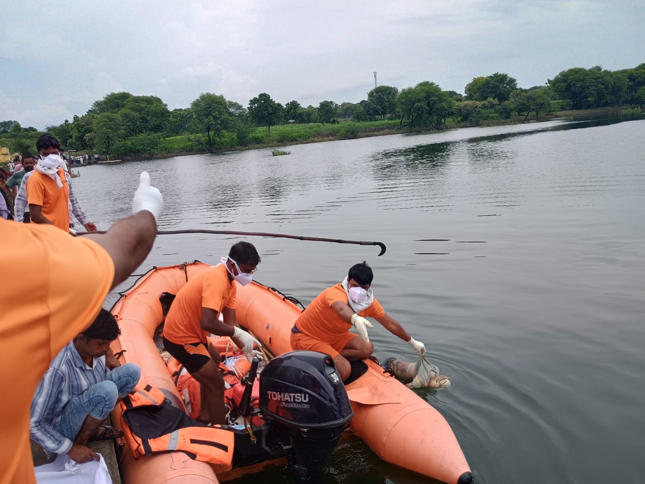 चित्तौड़गढ़ जिले में चल रहे रेस्क्यू अभियान के दौरान तलाशी करते टीम। चित्तौड़गढ़ जिले में चल रहे रेस्क्यू अभियान के दौरान तलाशी करते टीम।