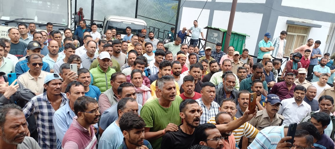जिला चिकित्सालय में महिला की मौत के बाद हंगामा करते हुए लोग।