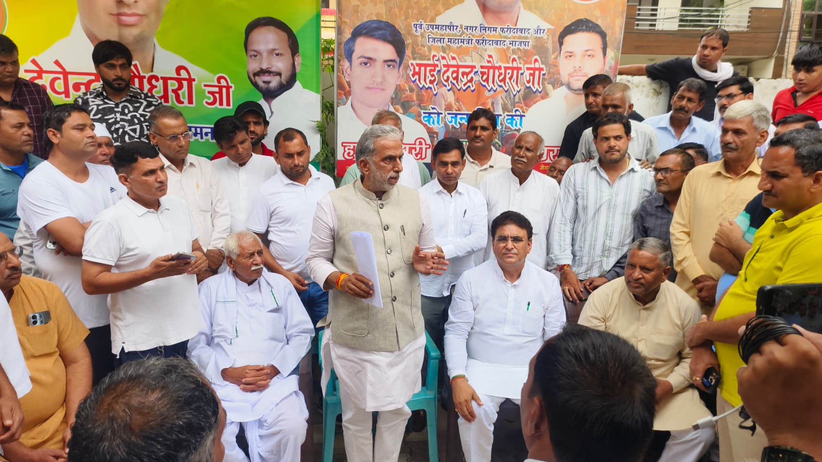 केंद्रीय राज्यमंत्री कृष्णपाल गुर्जर किसानों को संबोधित करते हुए।