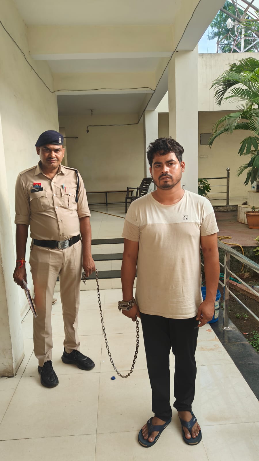 फर्जी आईबी अधिकारी गिरफ्तार फर्जी आईबी अधिकारी गिरफ्तार