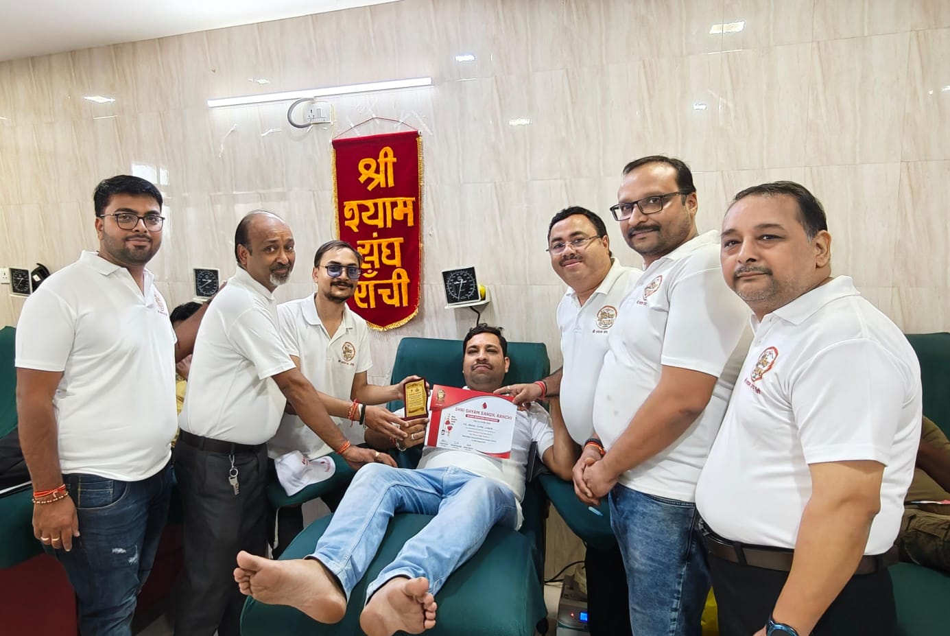 रक्तदान करते लोग रक्तदान करते लोग