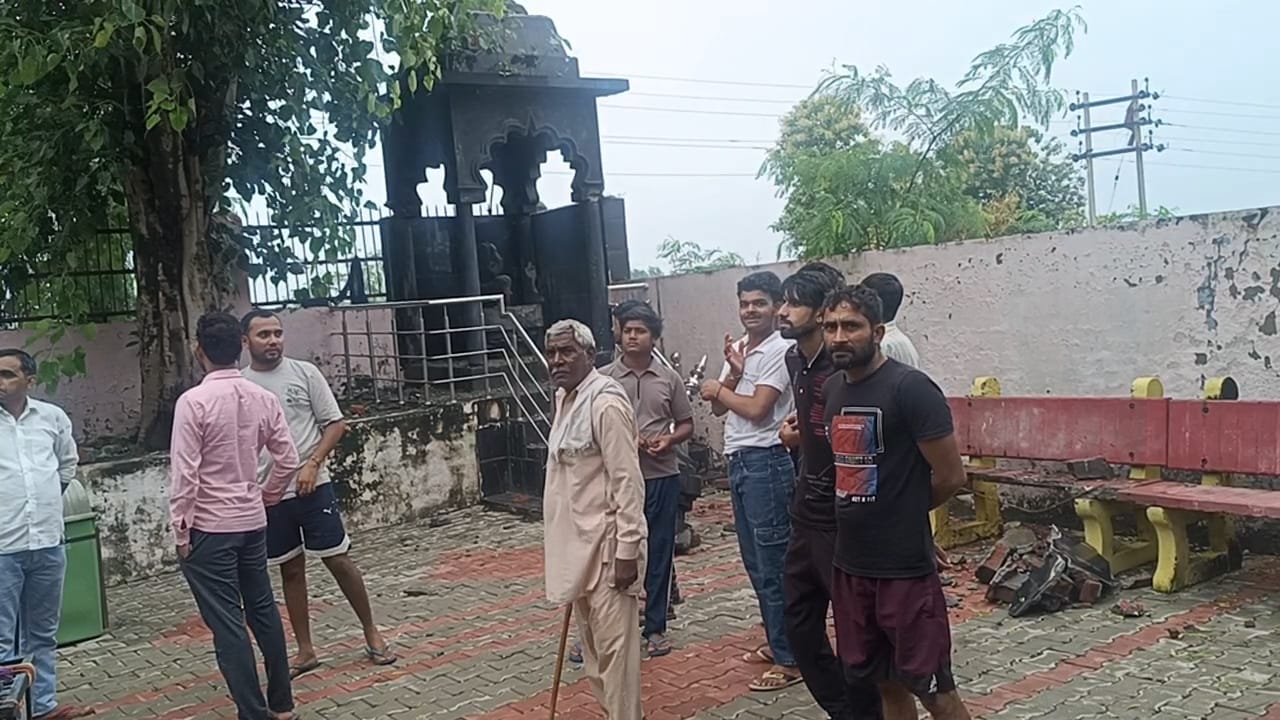 आकाशीय बिजली से हुई हानि देखते ग्रामीण