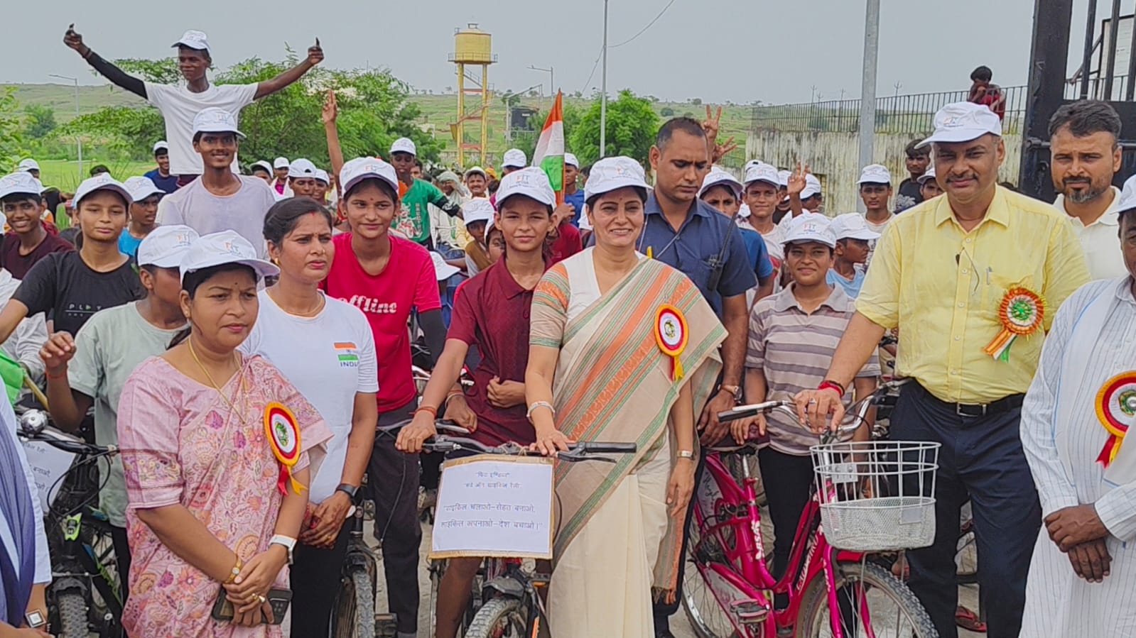 साइकिल रैली को रवाना करती केंद्रीय राज्यमंत्री व जिले की सांसद अनुप्रिया पटेल। साइकिल रैली को रवाना करती केंद्रीय राज्यमंत्री व जिले की सांसद अनुप्रिया पटेल।