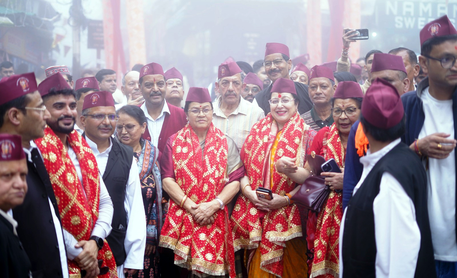 नंदा देवी महोत्सव में आयोजकों के साथ विधायक, पालिकाध्यक्ष, दायित्वधारी, मेलाधिकारी व आयोजक। नंदा देवी महोत्सव में आयोजकों के साथ विधायक, पालिकाध्यक्ष, दायित्वधारी, मेलाधिकारी व आयोजक।