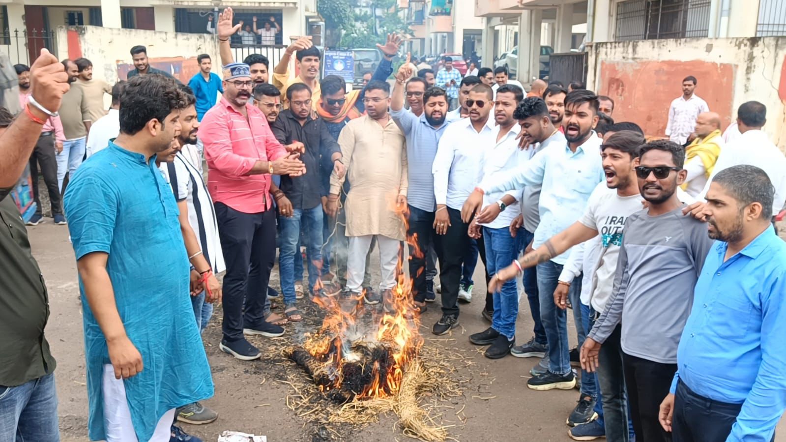 गांधी मैदान में पुतला दहन करते हुए भाजपाई। गांधी मैदान में पुतला दहन करते हुए भाजपाई।