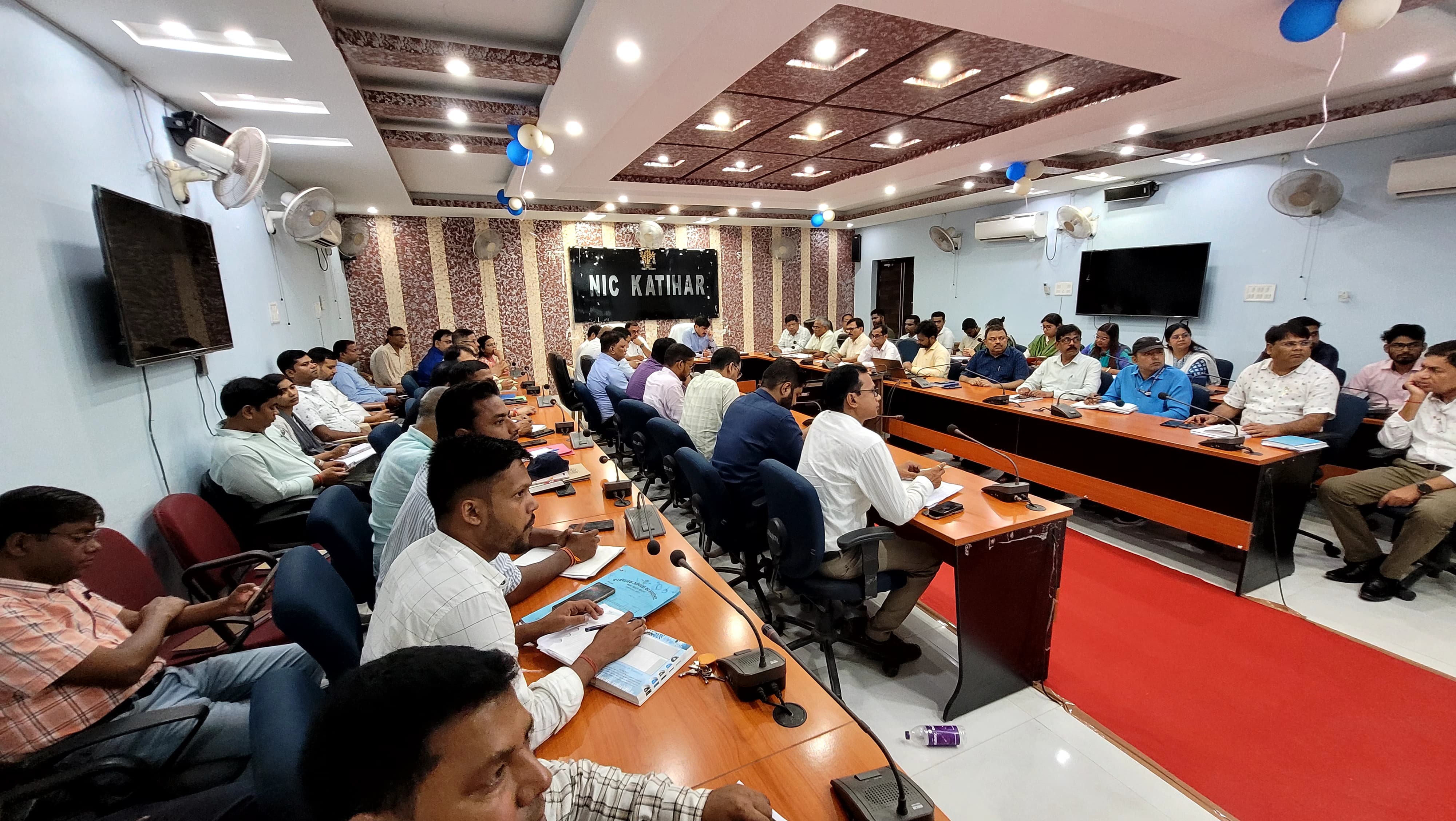 बैठक करते हुए अधिकारी बैठक करते हुए अधिकारी