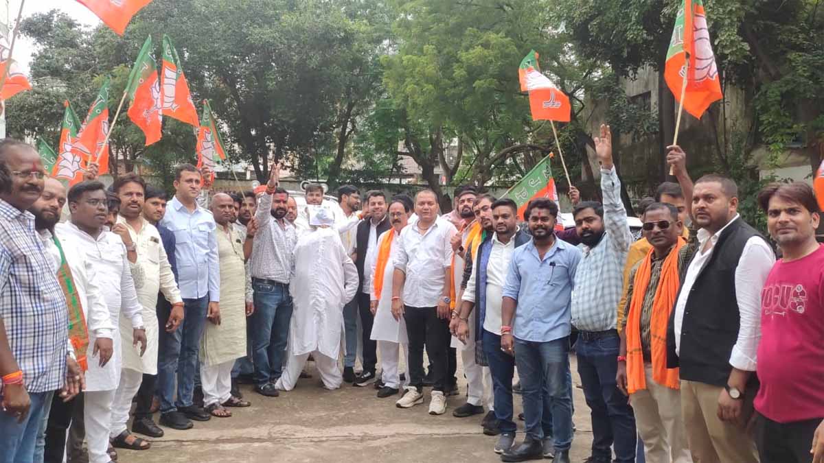 भारतीय जनता युवा मोर्चा  राहुल गांधी का पुतला जलाते
