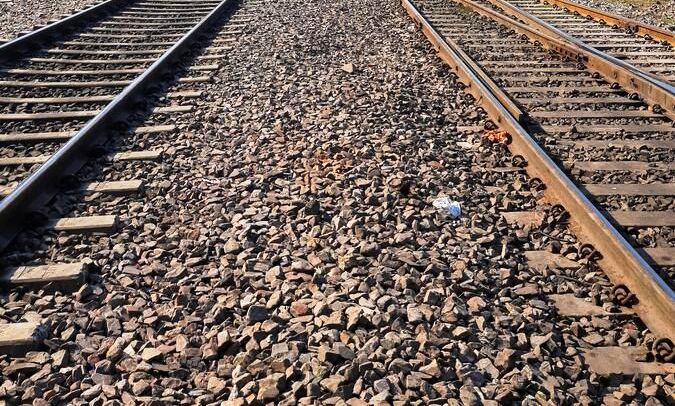 यार्ड में संटिंग के दौरान इंजन पटरी से उतरा, एक घंटे बाधित रहा ट्रैक यार्ड में संटिंग के दौरान इंजन पटरी से उतरा, एक घंटे बाधित रहा ट्रैक