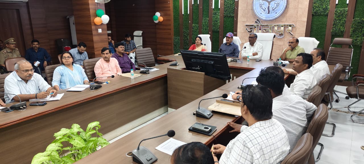 राज्य मंत्री गिरीश चंद्र यादव एवं जिलाधिकारी डॉ दिनेश चंद्र सिंह अधीनस्थ अधिकारियो को सम्बोधित करते हुए राज्य मंत्री गिरीश चंद्र यादव एवं जिलाधिकारी डॉ दिनेश चंद्र सिंह अधीनस्थ अधिकारियो को सम्बोधित करते हुए