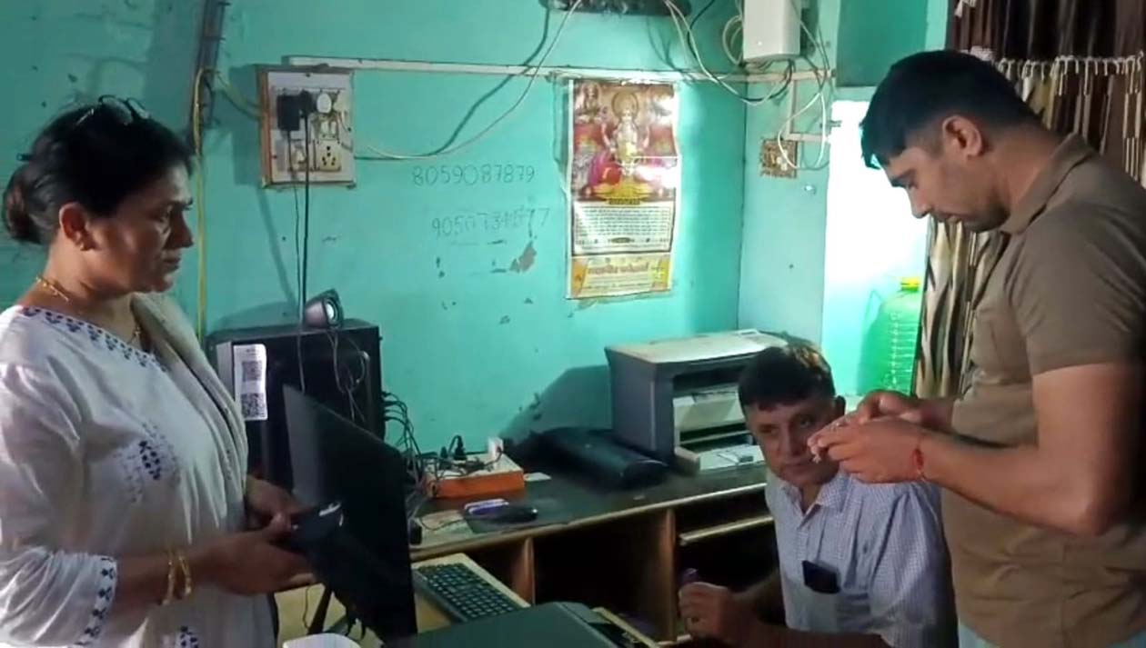 सीएससी सेंटर पर जांच करती सीएम फ्लाइंग टीम।