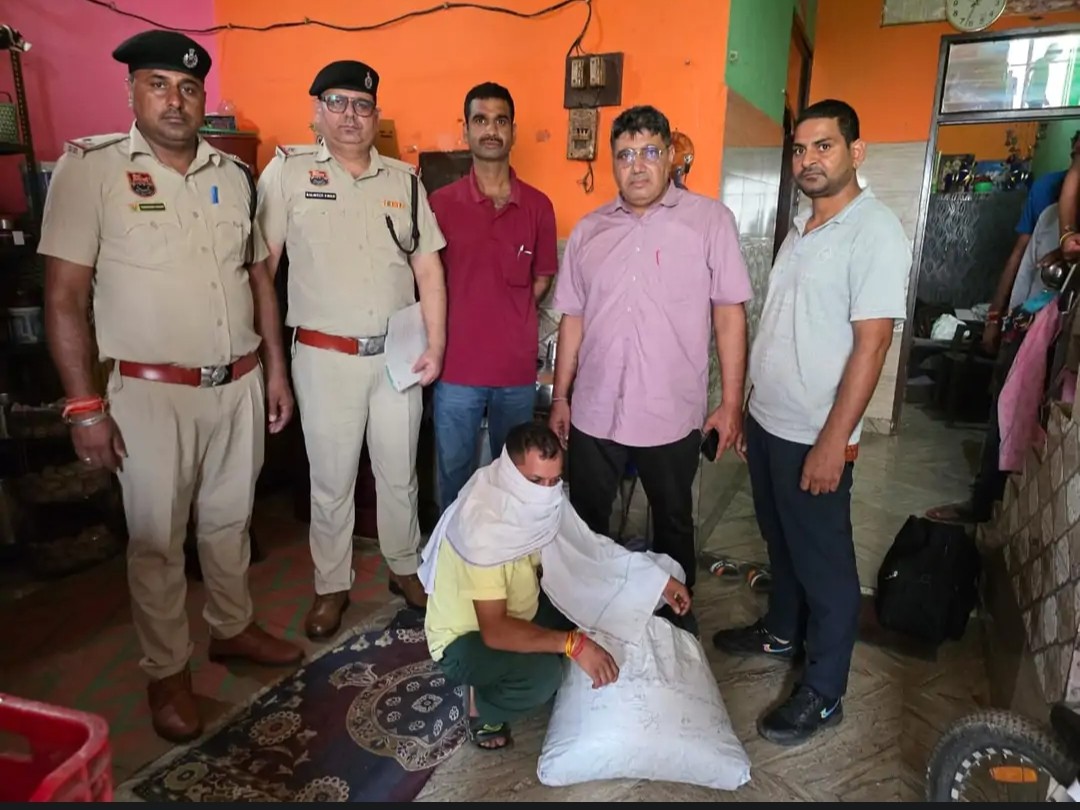 पुलिस की गिरफ्त में आरोपी व बरामद गांजा। पुलिस की गिरफ्त में आरोपी व बरामद गांजा।