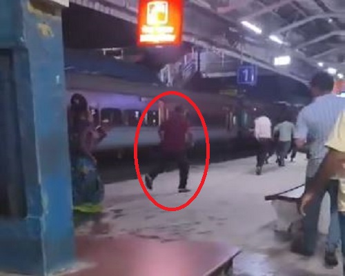 किन्नरों के हमले के बाद जान बचाकर भागते आरपीएफ इंस्पेक्टर लाल गोले में। किन्नरों के हमले के बाद जान बचाकर भागते आरपीएफ इंस्पेक्टर लाल गोले में।
